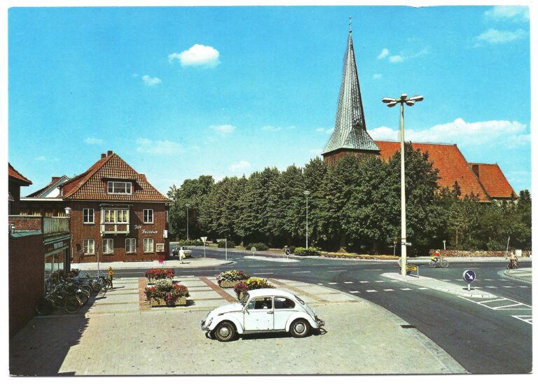 19 1976 Kirche, Kirchplatz