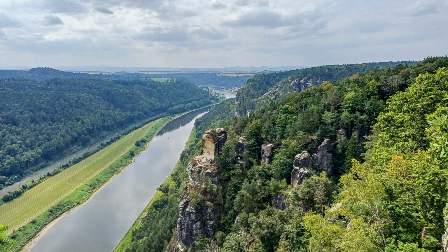 20250821 04 Blick von der Bastei aif Elbe und Felsformationen