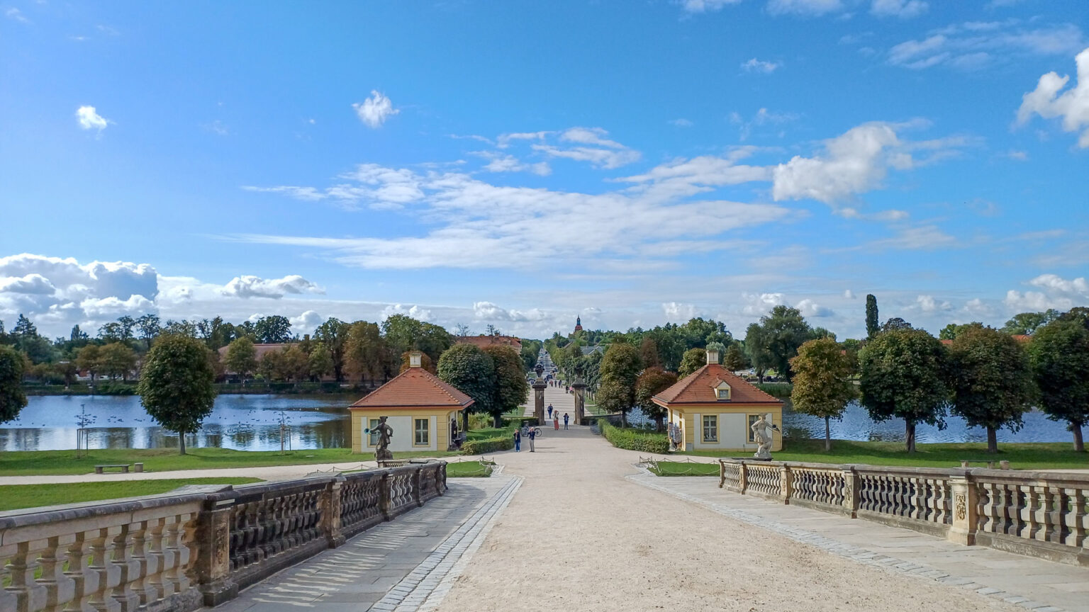 20250823 10 Schloss Moritzburg Auffahrt